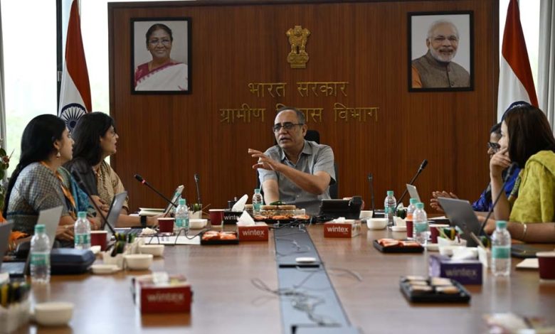 She-Mart and District Fulfillment Center: लखपति दीदियों का लक्ष्य पूरा करने के लिए 700 शी-मार्ट और 1,000 ज़िला फ़ुलफ़िलमेंट सेंटर बनाए