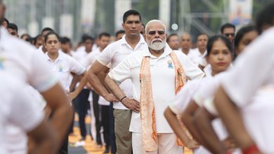 12th International Yoga Day : पीएम मोदी ने कोलकाता की ऐतिहासिक रेड रोड पर किया योग