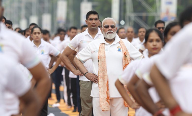 12th International Yoga Day : पीएम मोदी ने कोलकाता की ऐतिहासिक रेड रोड पर किया योग