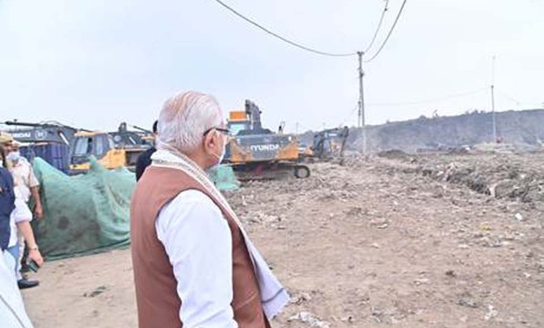 केन्द्रीय मंत्री मनोहर लाल ने भलस्वा डंपसाइट का निरीक्षण किया