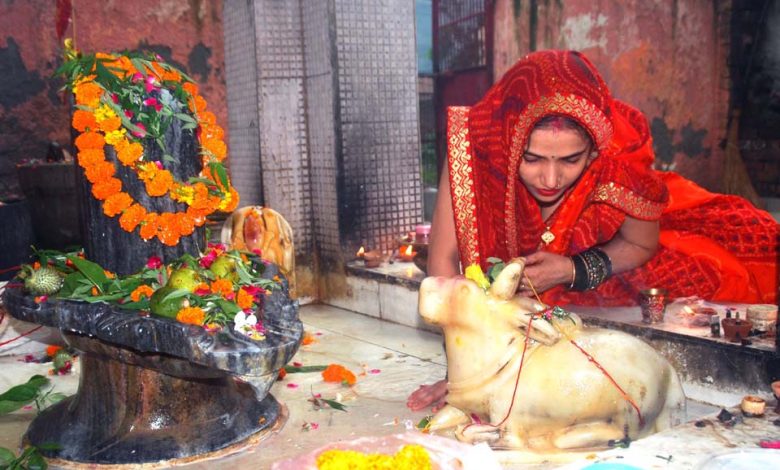 Lord Shiva: सावन के दूसरे सोमवार पर शिवालयों में उमड़ी श्रद्धालुओं की भीड़